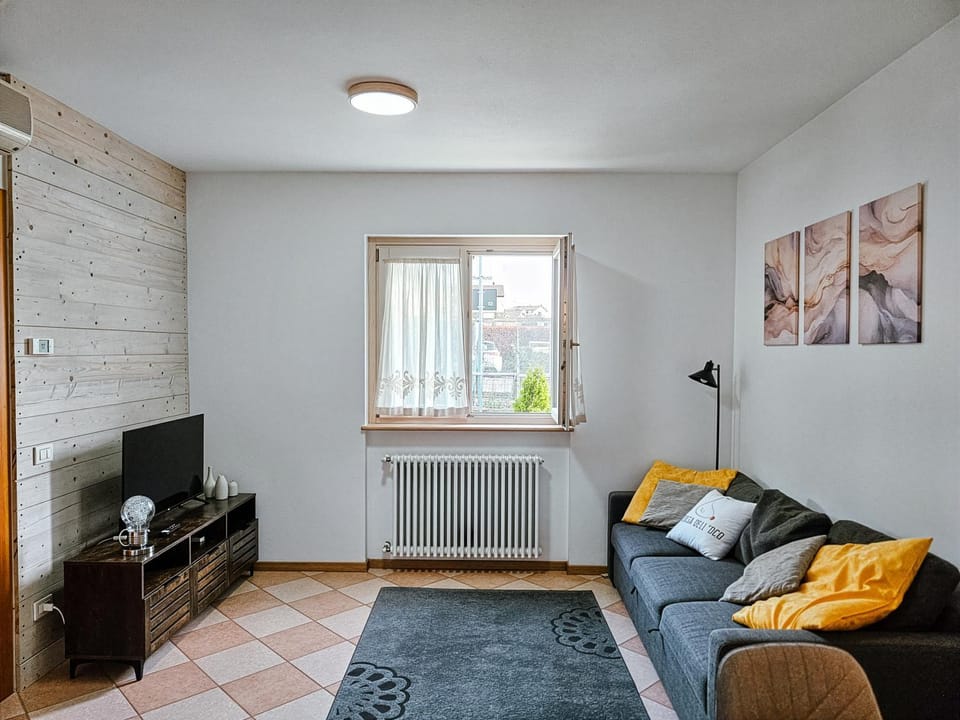 Communal lounge/ TV room, TV and multimedia, Living room, Seating area, internet