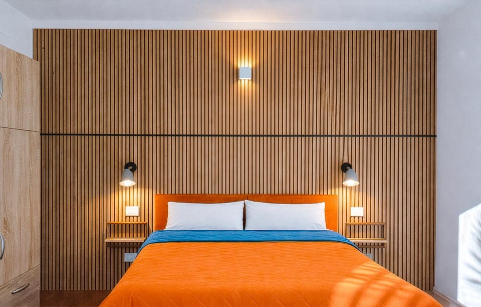 Bed, Photo of the whole room, Bedroom, locker, towels, wardrobe