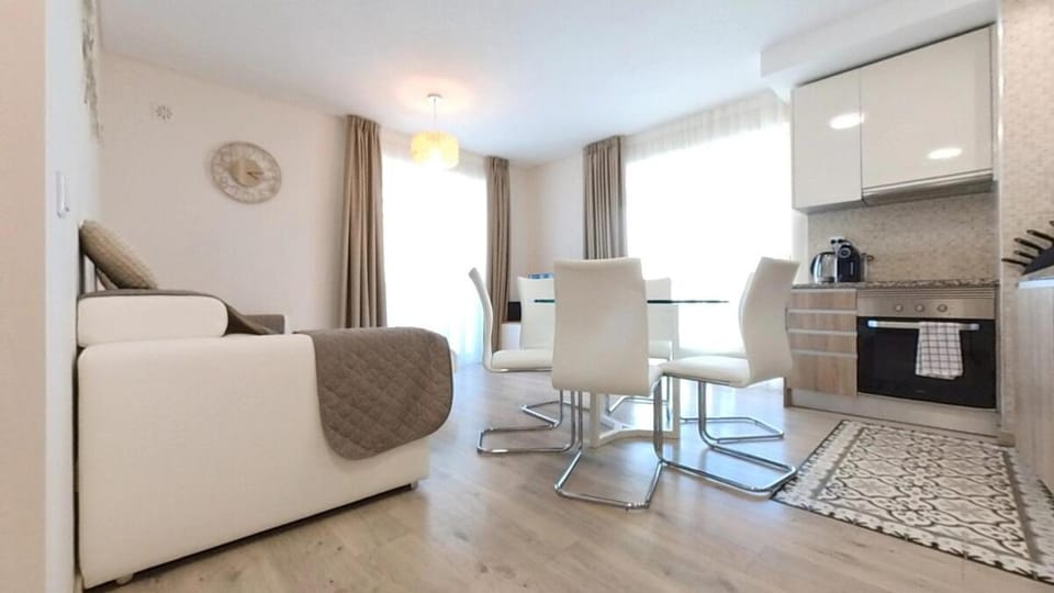TV and multimedia, Kitchen or kitchenette, Living room, Dining area