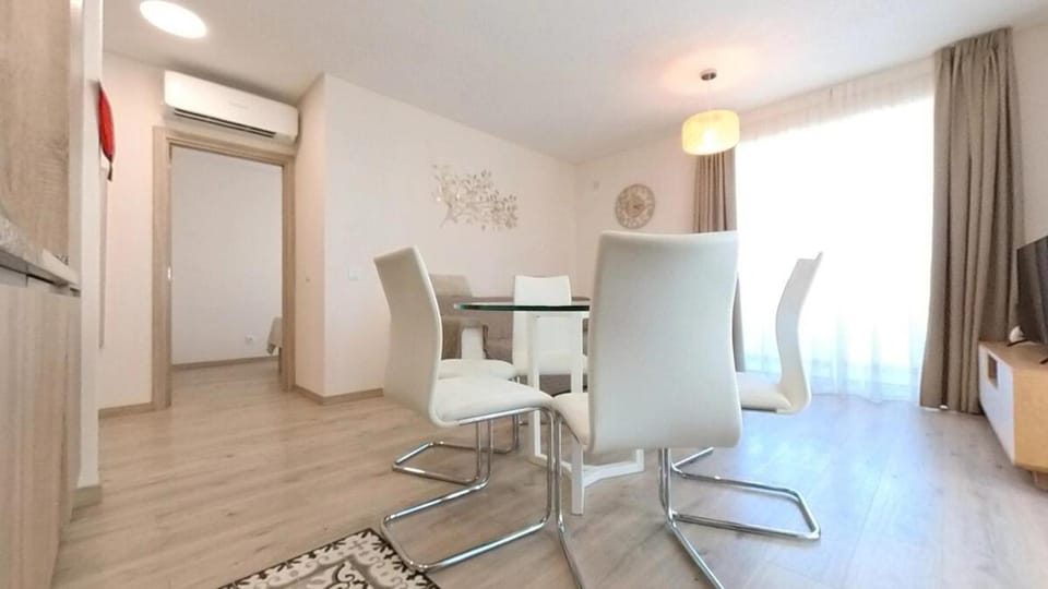 Kitchen or kitchenette, Living room, Seating area, Dining area, air conditioner