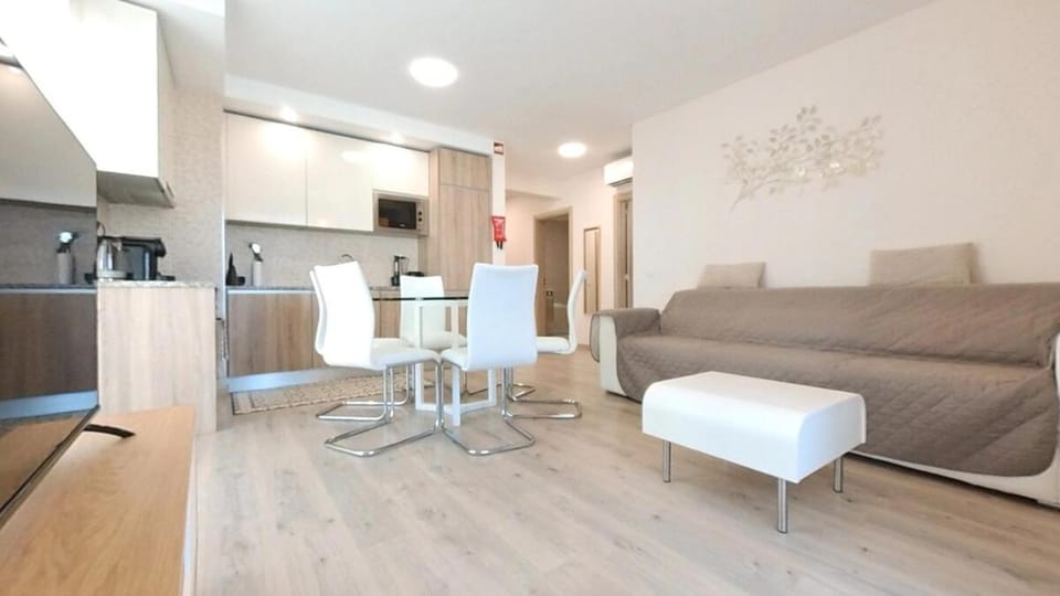 TV and multimedia, Kitchen or kitchenette, Living room, Seating area, Dining area