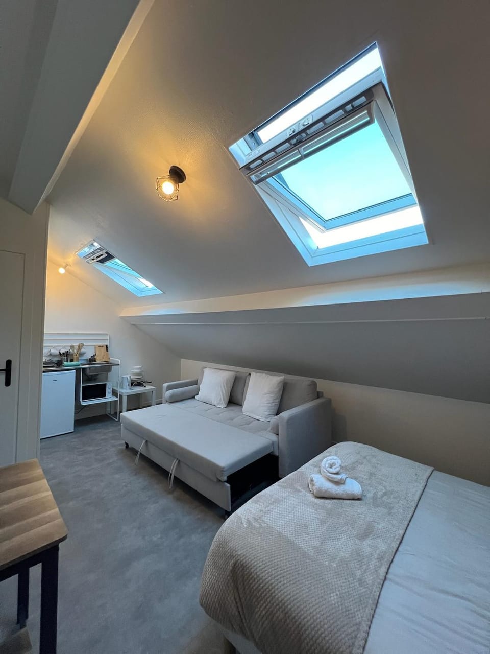Bed, TV and multimedia, Kitchen or kitchenette, Living room, Photo of the whole room, Seating area, Dining area, Bedroom, towels