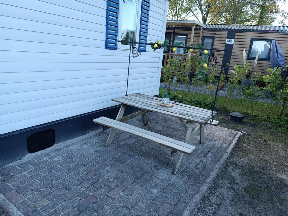 BJ Chalets - Simonsgat 40 - Vakantiepark Lauwersoog- Chalet aan SPEELTUIN Chalet in Friesland, Netherlands