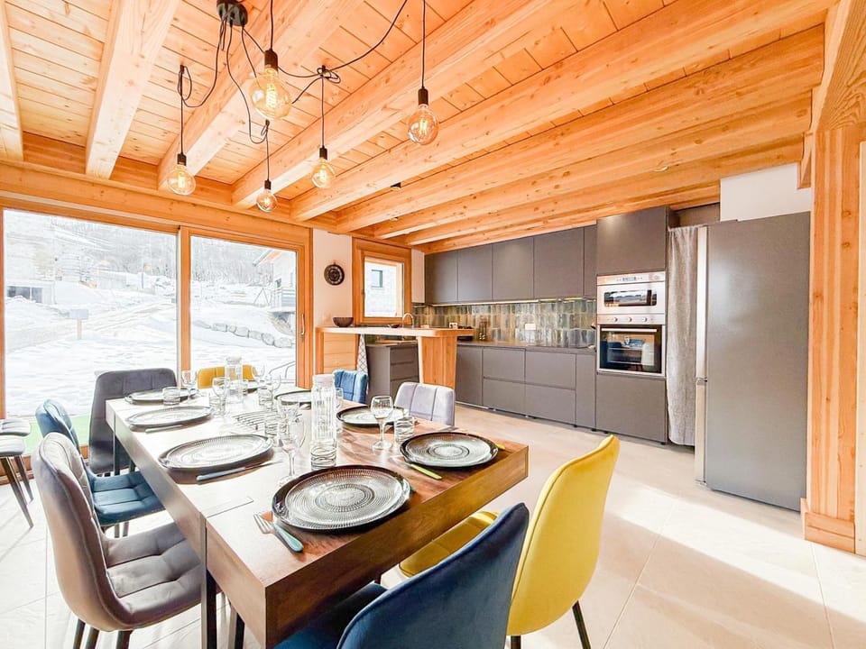 Kitchen or kitchenette, Dining area, oven, stove