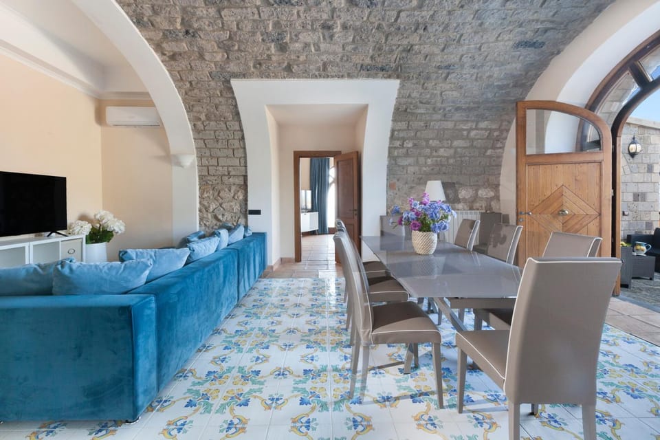 Communal lounge/ TV room, TV and multimedia, Living room, Seating area, Dining area, Evening entertainment