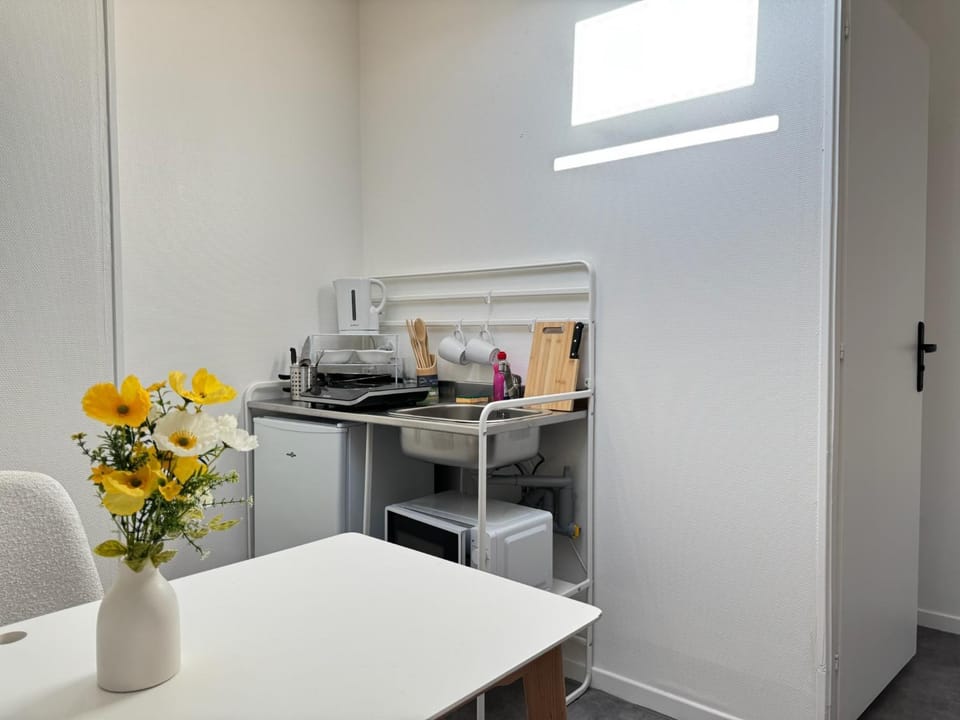 Kitchen or kitchenette, minibar