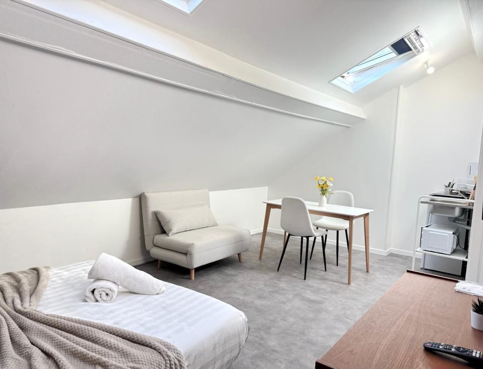 Bed, Living room, Bedroom, oven