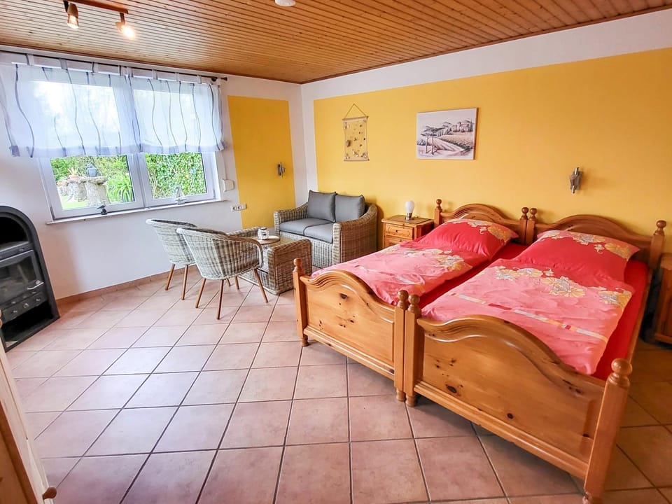 Bed, TV and multimedia, Living room, Photo of the whole room, Seating area, Bedroom, fireplace