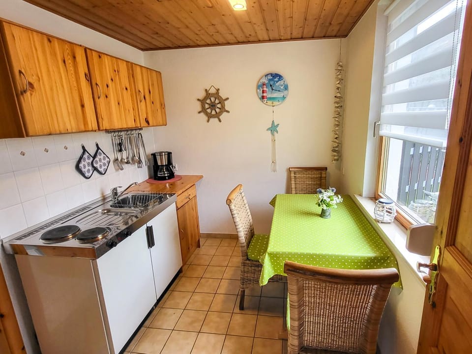 Kitchen or kitchenette, Dining area, stove