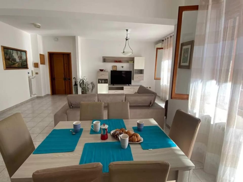 Communal lounge/ TV room, TV and multimedia, Living room, Decorative detail, Dining area