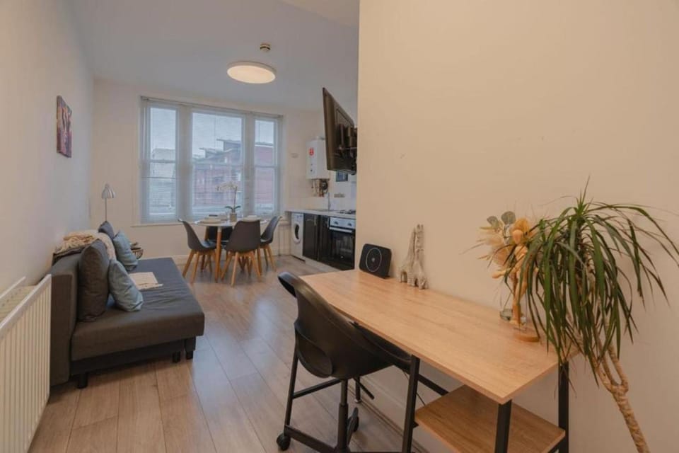 Communal lounge/ TV room, Living room, Dining area, internet