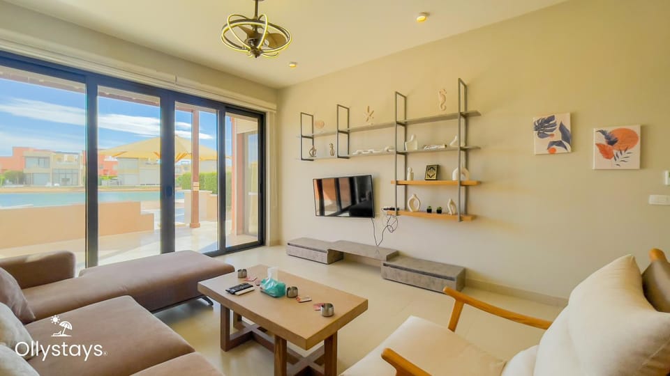 Communal lounge/ TV room, TV and multimedia, Living room, Seating area, Pool view