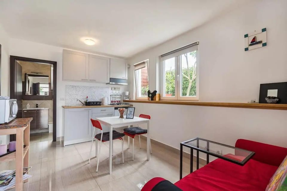 Kitchen or kitchenette, Seating area, Dining area, stove