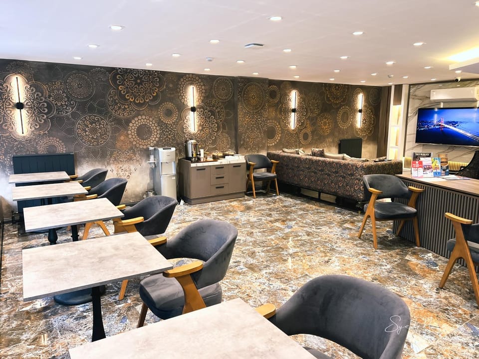 Restaurant/places to eat, TV and multimedia, Living room, Lobby or reception, Seating area, Breakfast