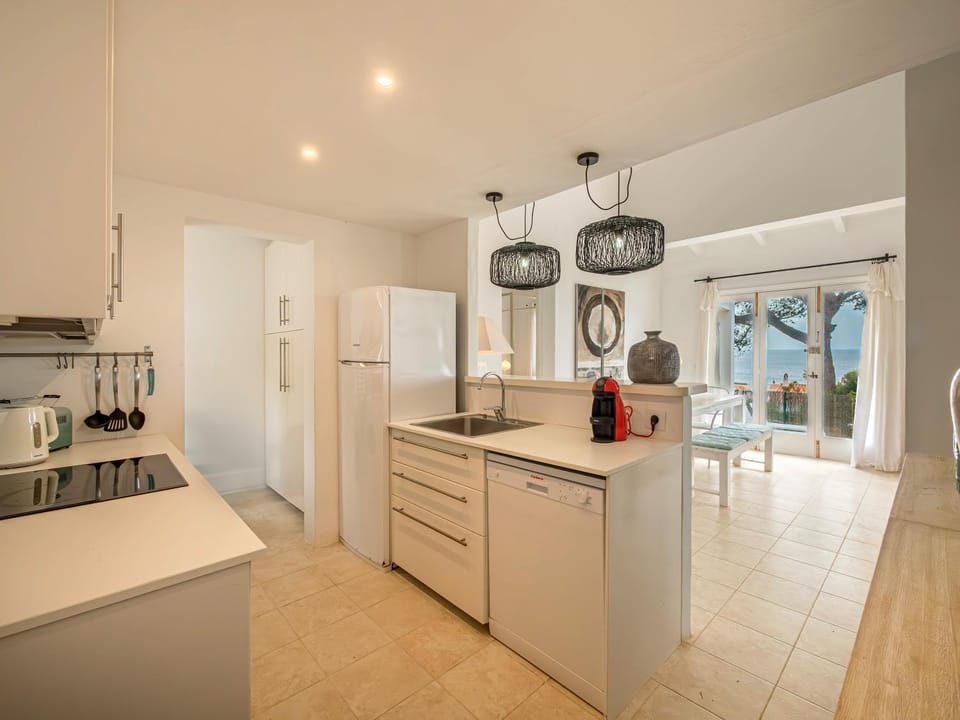 Kitchen or kitchenette, Dining area, dishwasher, oven, stove