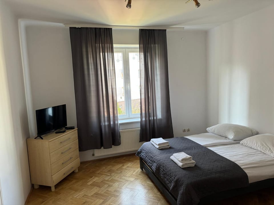 Bed, TV and multimedia, Photo of the whole room, Bedroom