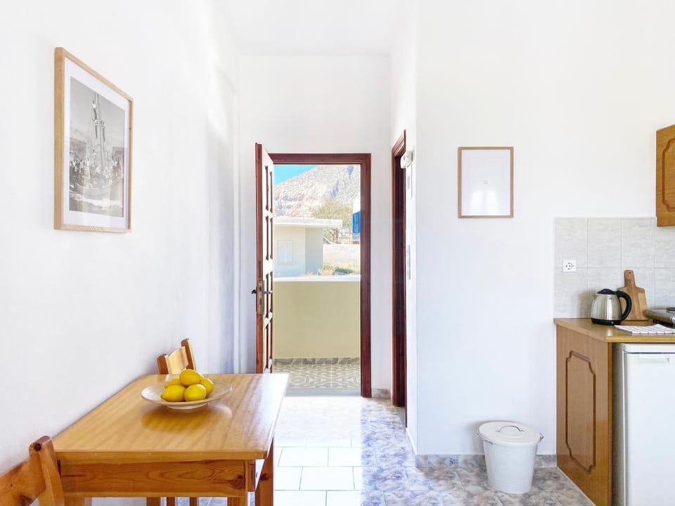 Kitchen or kitchenette, Photo of the whole room, Decorative detail, Dining area, Landmark view, hair dresser