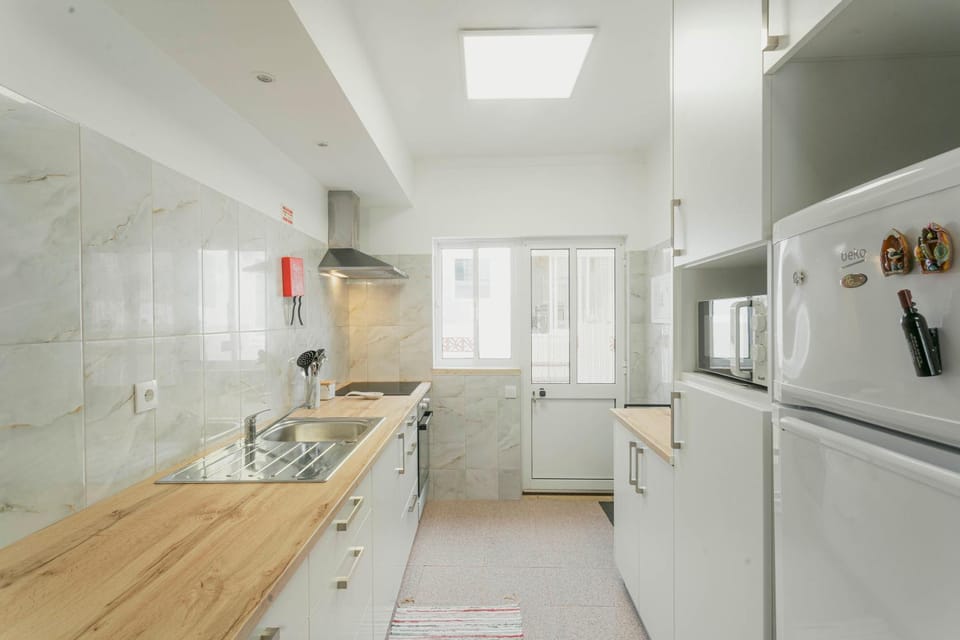 Coffee/tea facilities, Kitchen or kitchenette, oven, stove