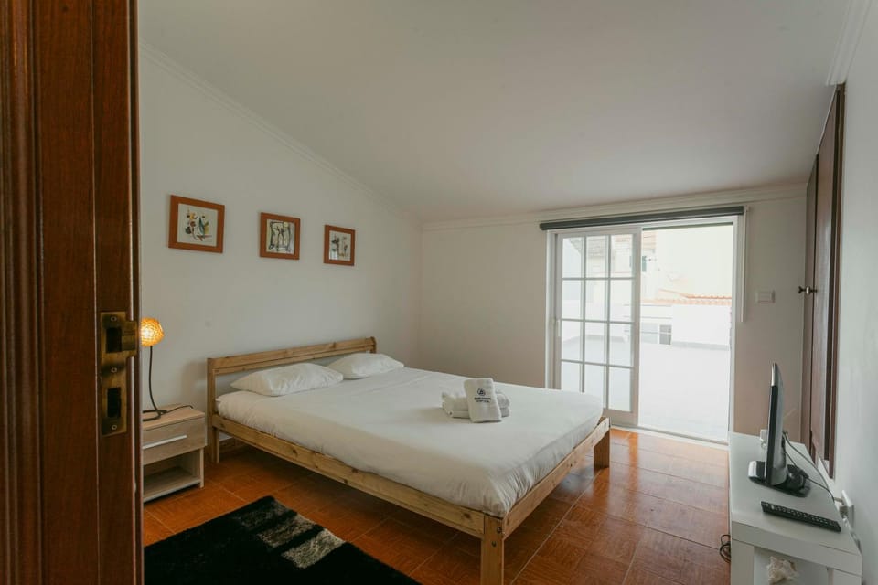 Bed, Photo of the whole room, Bedroom, towels