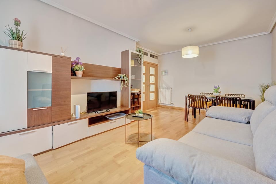 TV and multimedia, Kitchen or kitchenette, Living room, Seating area, Dining area
