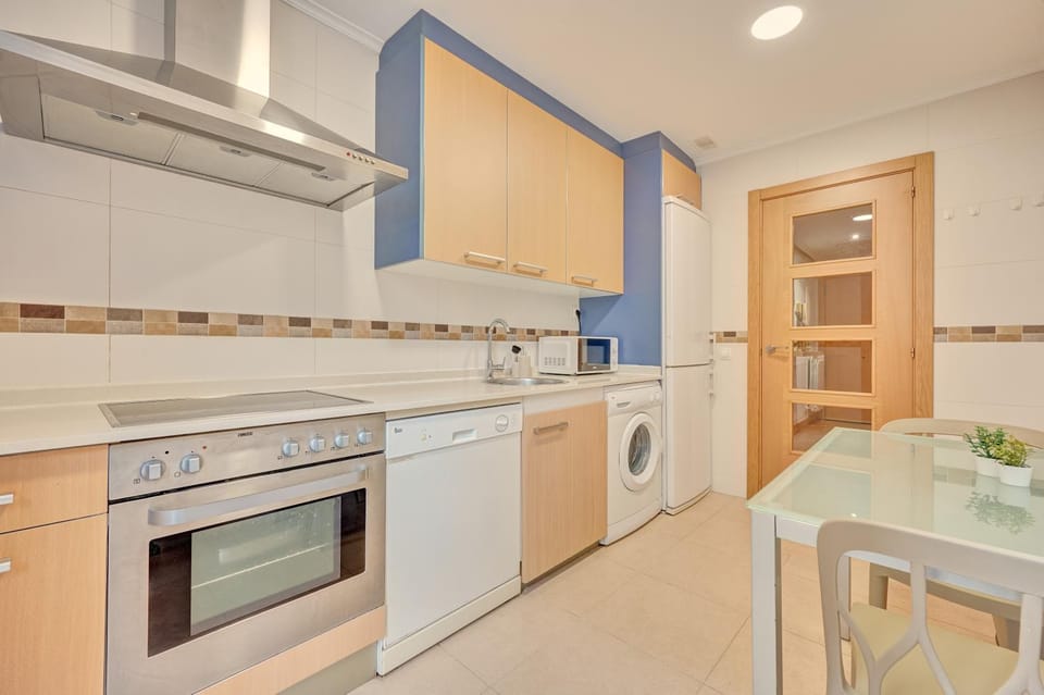 Kitchen or kitchenette, Dining area, dishwasher, oven, pet friendly, stove, washing machine