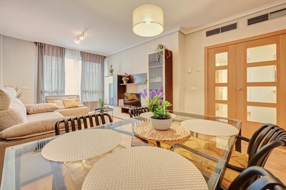TV and multimedia, Living room, Seating area, Dining area