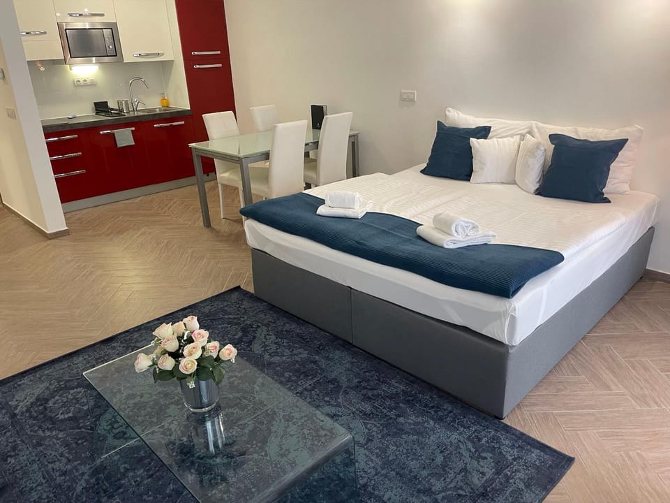 Bed, Coffee/tea facilities, Kitchen or kitchenette, Photo of the whole room, Seating area, Dining area, microwave, stove, towels