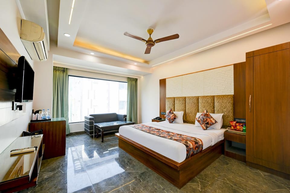 Communal lounge/ TV room, Bed, TV and multimedia, Photo of the whole room, Seating area, Bedroom, air conditioner
