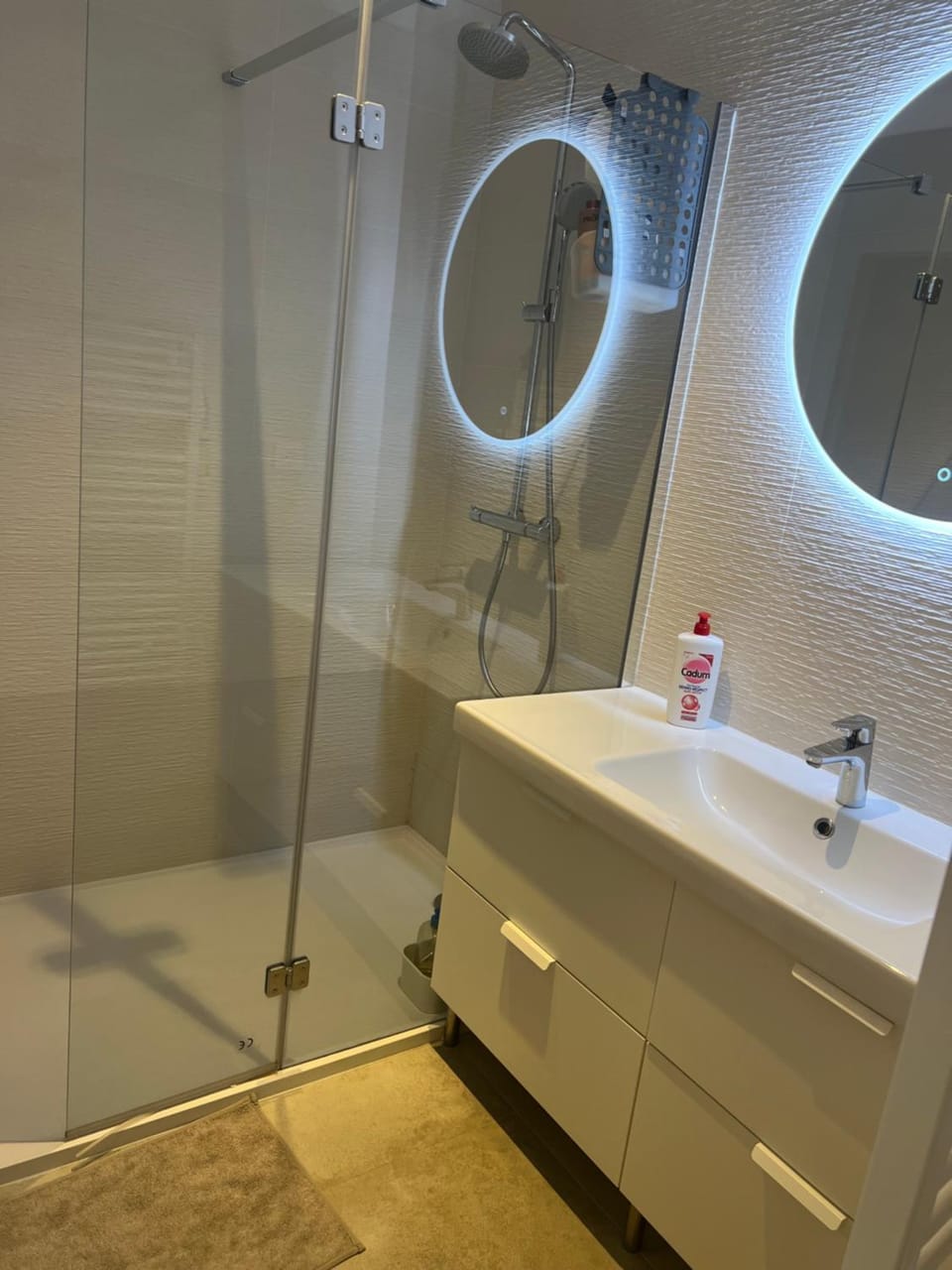 Bathroom, towels