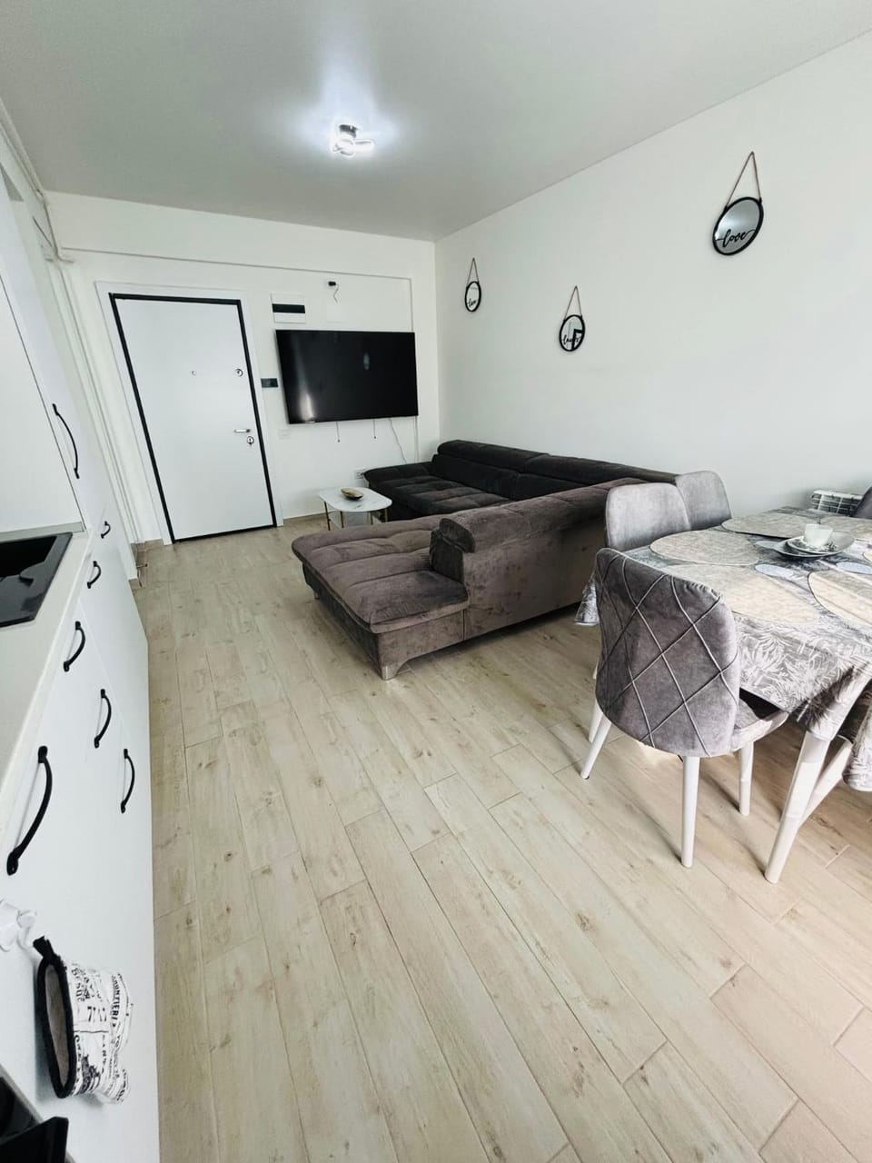 TV and multimedia, Kitchen or kitchenette, Living room, Seating area, Dining area