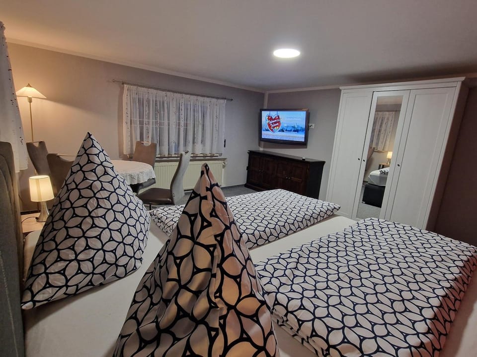Bed, TV and multimedia, Photo of the whole room