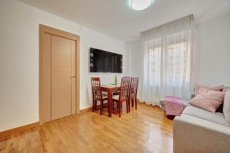 TV and multimedia, Living room, Seating area, Dining area