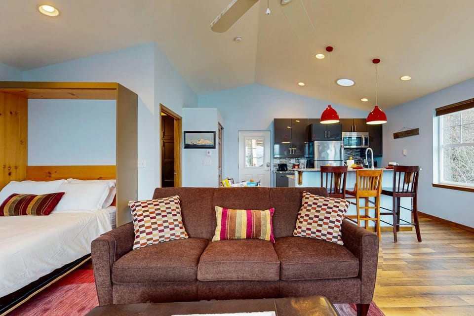 Tyee Shoreline Retreat B House in Camano Island