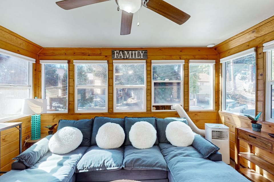 Relaxing Retreat w/ Deck, 1 Mi to Lake Arrowhead! House in Lake Arrowhead