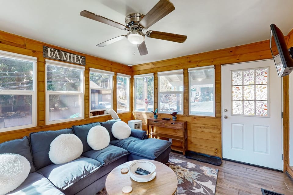 Relaxing Retreat w/ Deck, 1 Mi to Lake Arrowhead! House in Lake Arrowhead