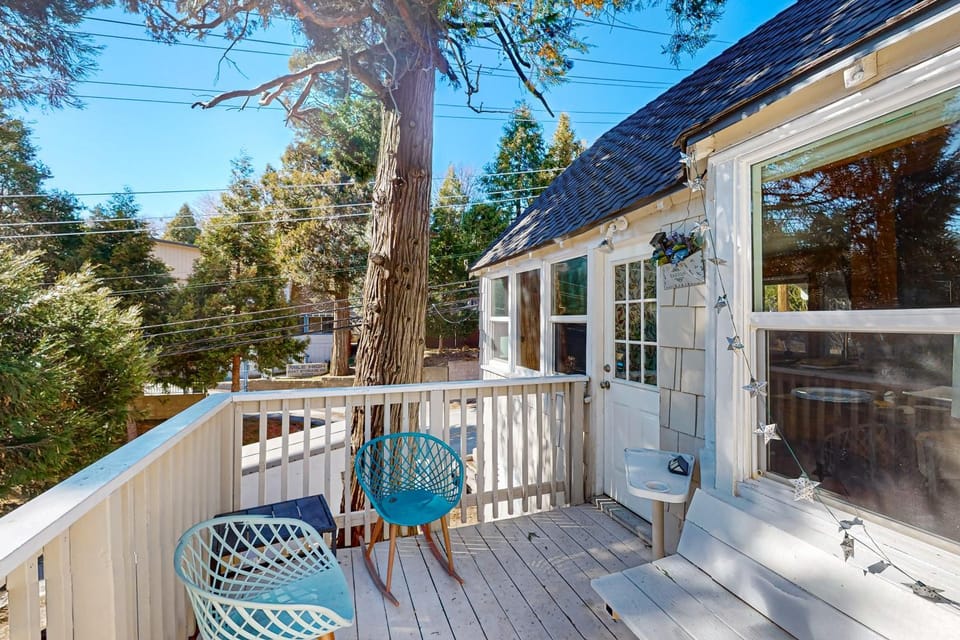 Relaxing Retreat w/ Deck, 1 Mi to Lake Arrowhead! House in Lake Arrowhead