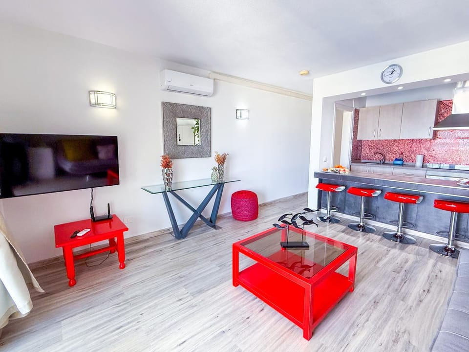 TV and multimedia, Living room, Seating area, Dining area, air conditioner