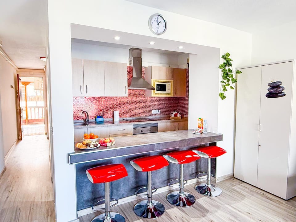 Kitchen or kitchenette, Dining area, oven, stove, toaster