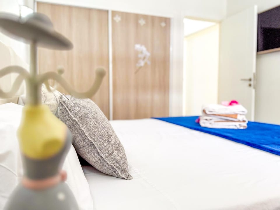 Bed, Bedroom, towels