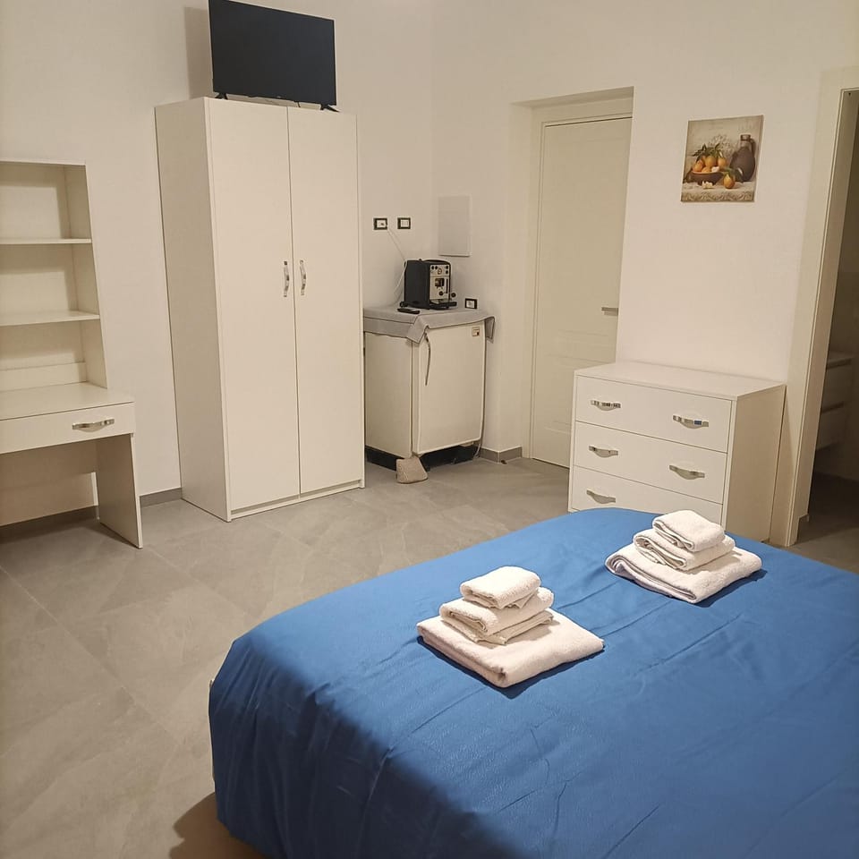 Bed, TV and multimedia, Photo of the whole room, Bedroom, minibar, towels, wardrobe
