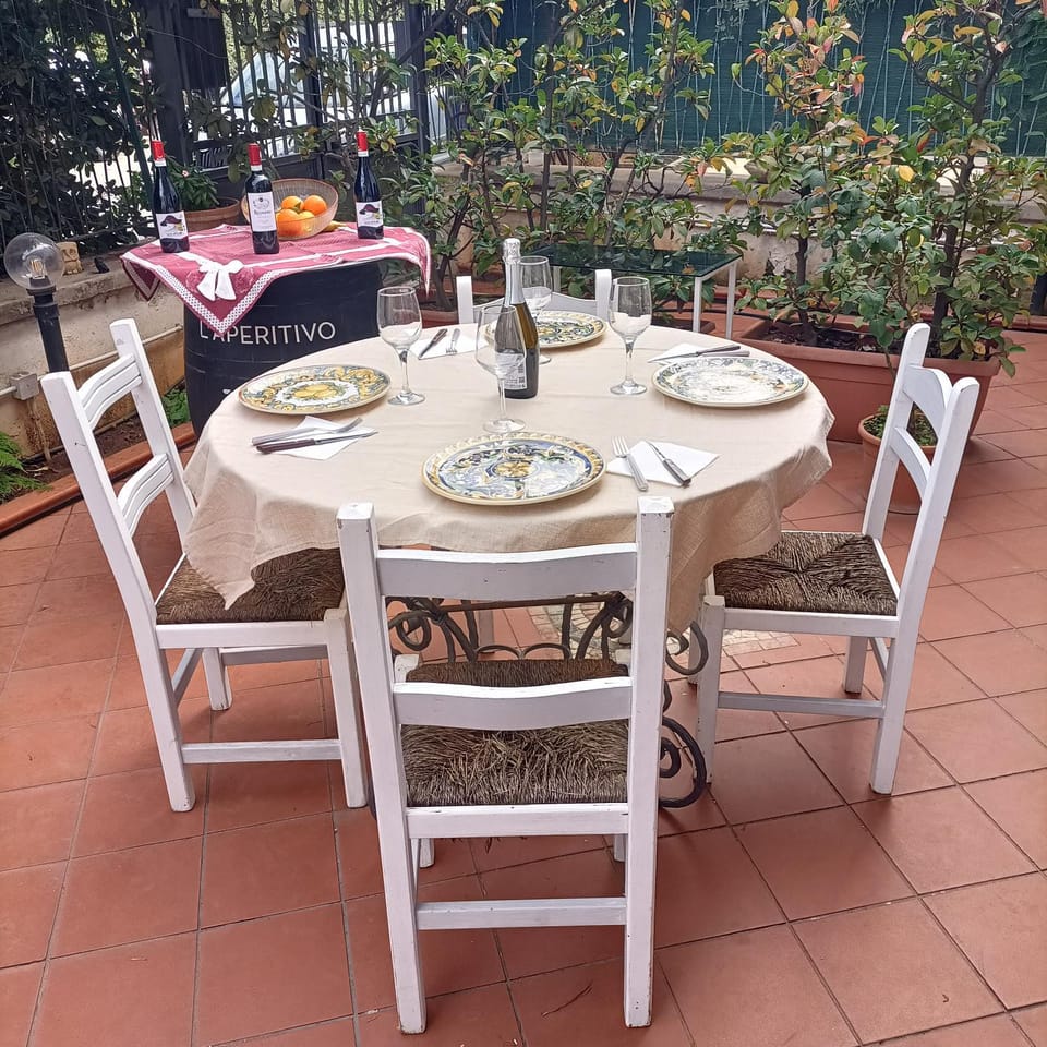 Patio, Day, Garden, Garden, Balcony/Terrace, Food and drinks, Dining area, Garden view, Garden view