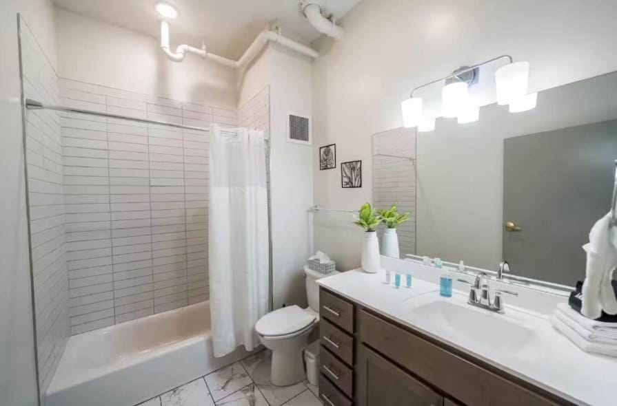 Best Derby Location 9-mins to Churchill Downs Apartment in Louisville