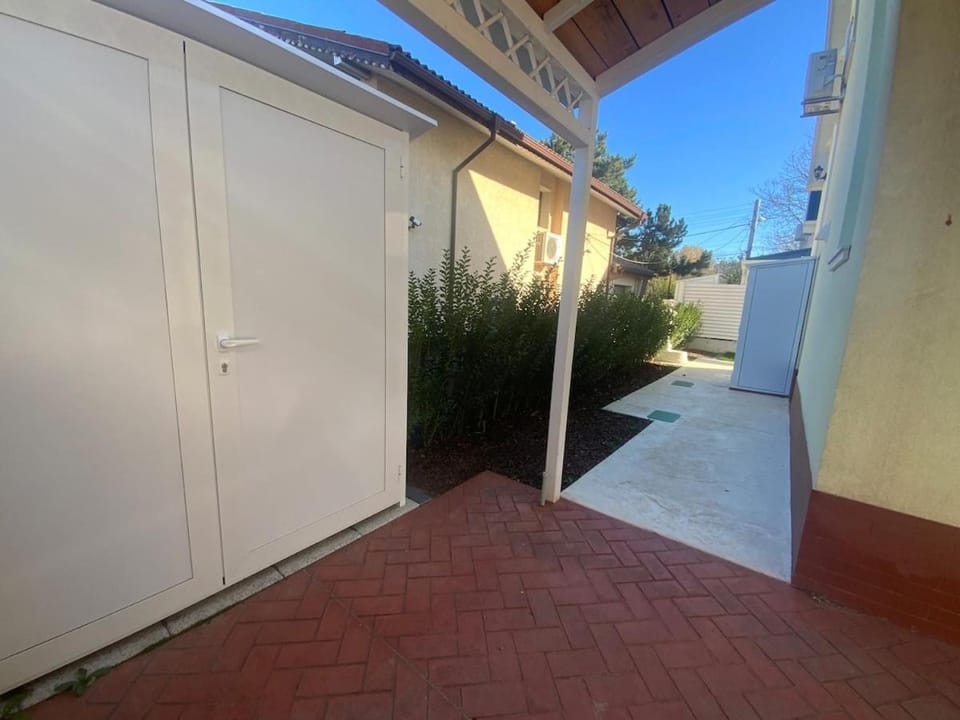 Property building, Day, Garden