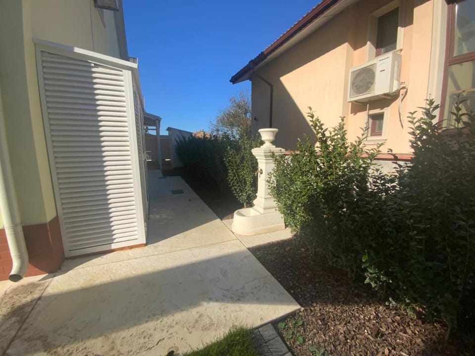 Property building, Spring, Day, Garden