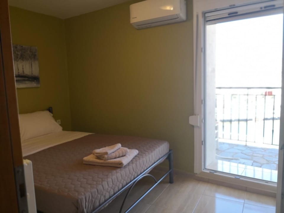 Bed, Bedroom, towels, air conditioner