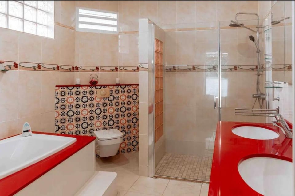 Shower, Toilet, Hot Tub, Bathroom, Bath, towels