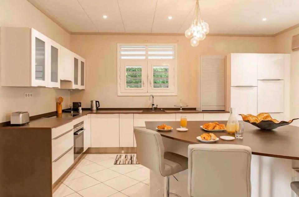 Coffee/tea facilities, Kitchen or kitchenette, Dining area, dishwasher, oven, stove