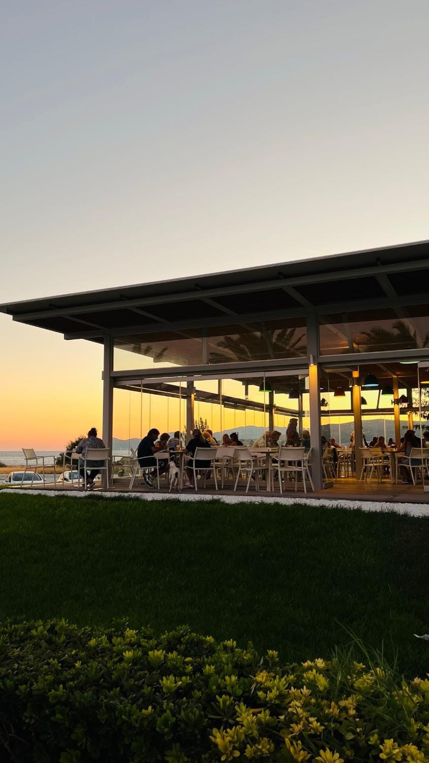 Restaurant/places to eat, Balcony/Terrace