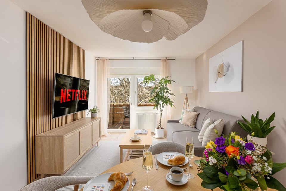 TV and multimedia, Living room, Food and drinks, Seating area, Dining area, Food