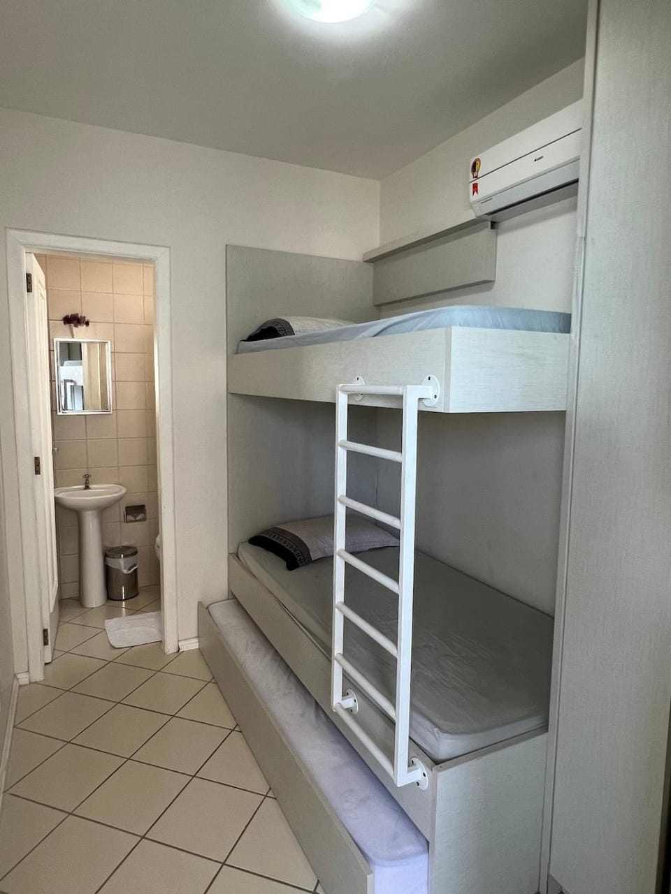 Bed, Bathroom, Photo of the whole room, Bedroom, bunk bed